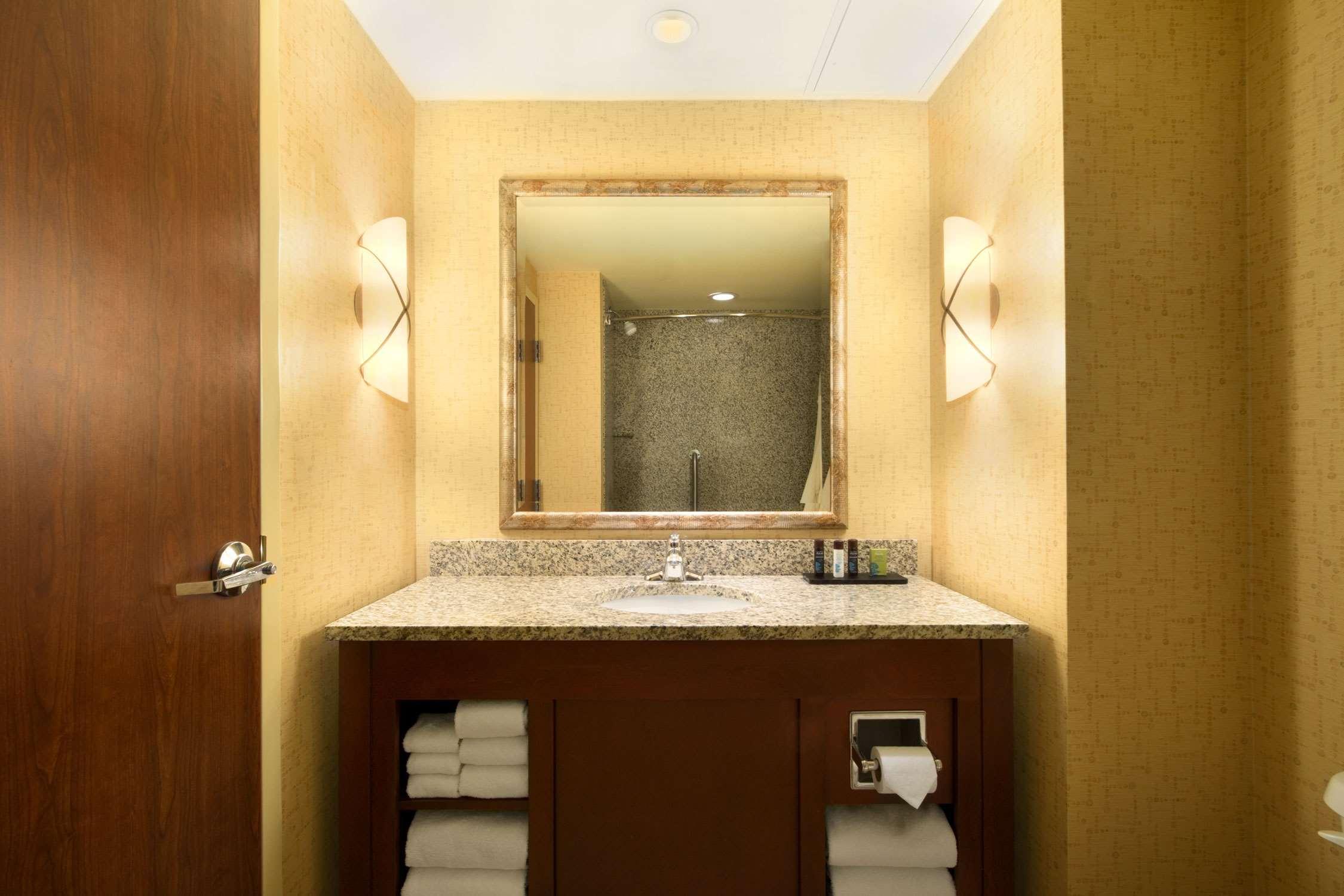 Hotel Embassy By Hilton & Conference Center