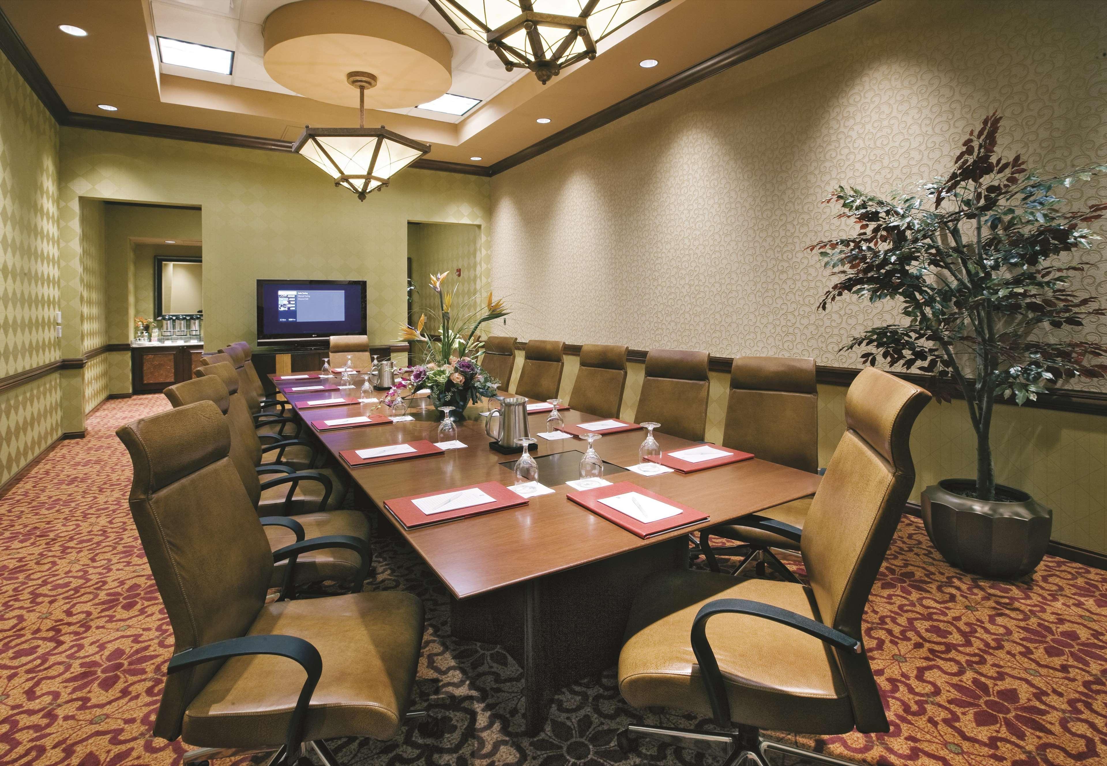 Hotel Embassy By Hilton & Conference Center