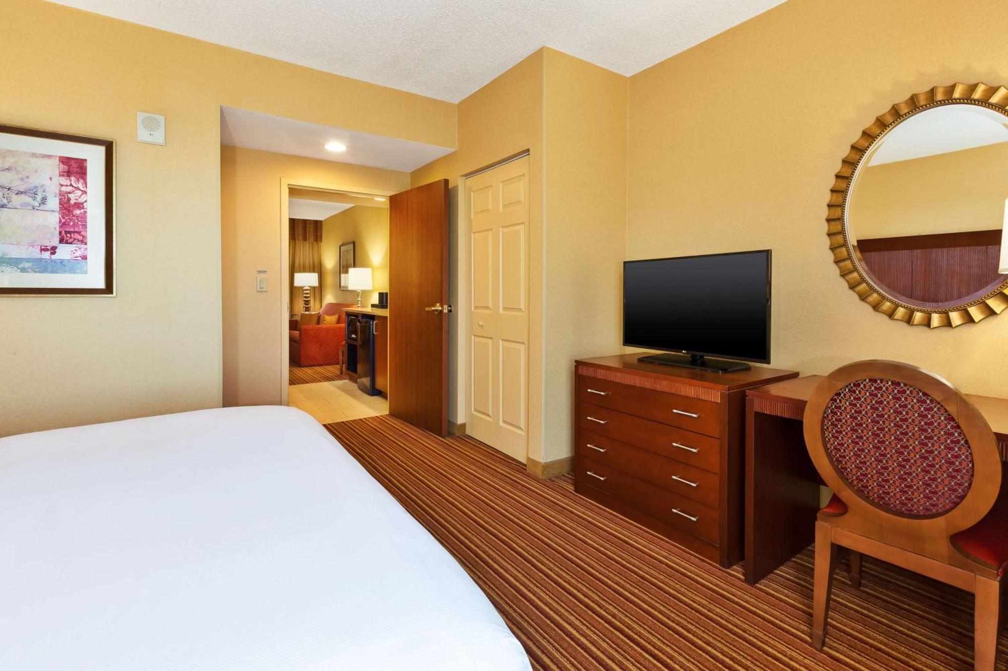 Hotel Embassy By Hilton & Conference Center